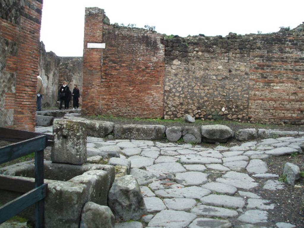 Vicolo della Regina between VIII.2 and VIII.3 (on left). Looking west. The junction of Vicolo dei 12 Dei is on the right. December 2004.