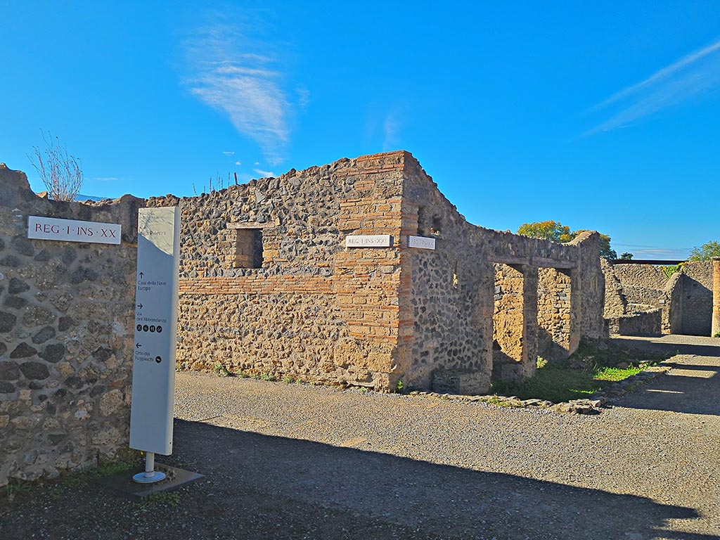 Vicolo dei Fuggiaschi, Pompeii. October 2024.  
Looking towards junction with Via della Palestra, between I.20 and I.21. Photo courtesy of Giuseppe Ciaramella.
