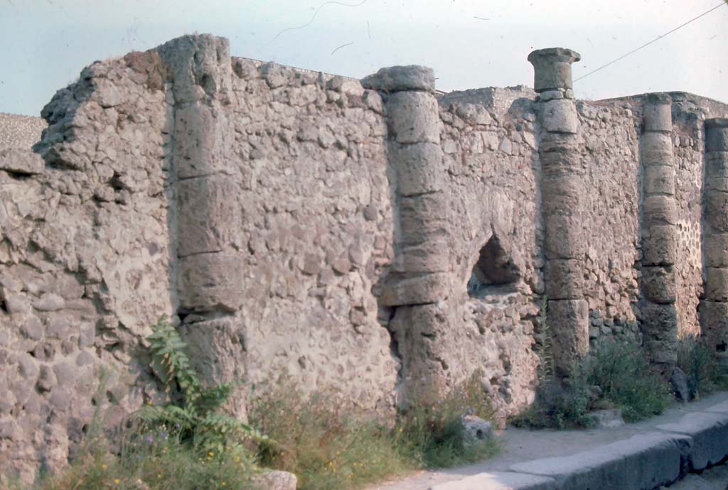 Vicolo dei Soprastanti, north side, Pompeii. 8th August 1976. Looking towards VII.16, between VII.16.16 and VII.16.17. 
Photo courtesy of Rick Bauer, from Dr George Fay’s slides collection.

