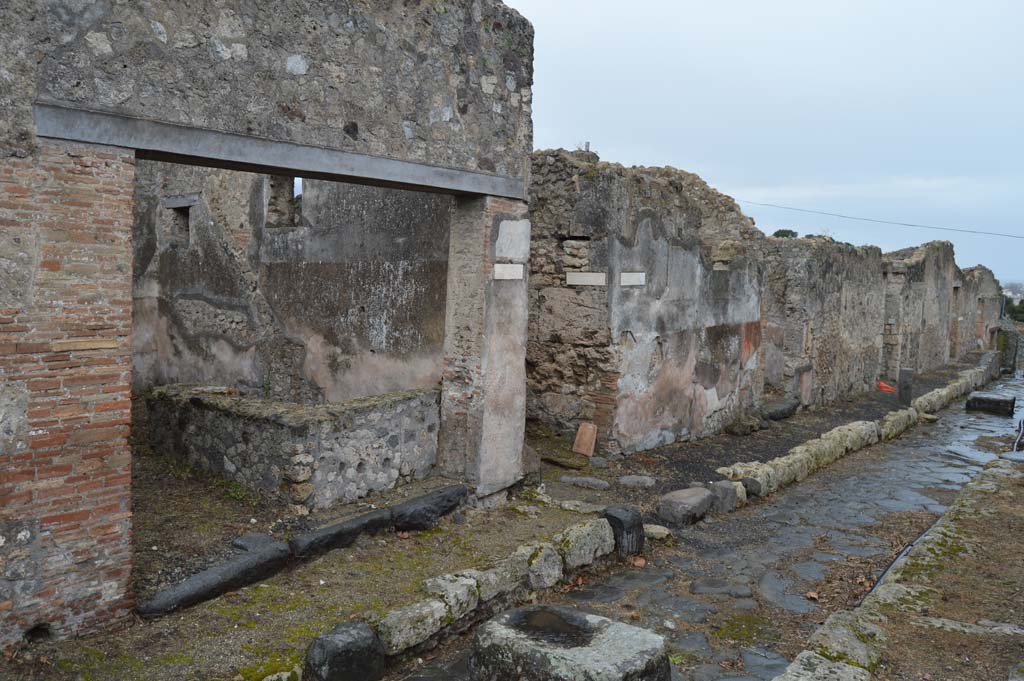 Vicolo dei Soprastanti, Pompeii. March 2018. 
Looking west along south side, with VII.7.18, on left, followed by Vicolo del Gallo, and VII.15.12. 
Foto Taylor Lauritsen, ERC Grant 681269 DÉCOR.
