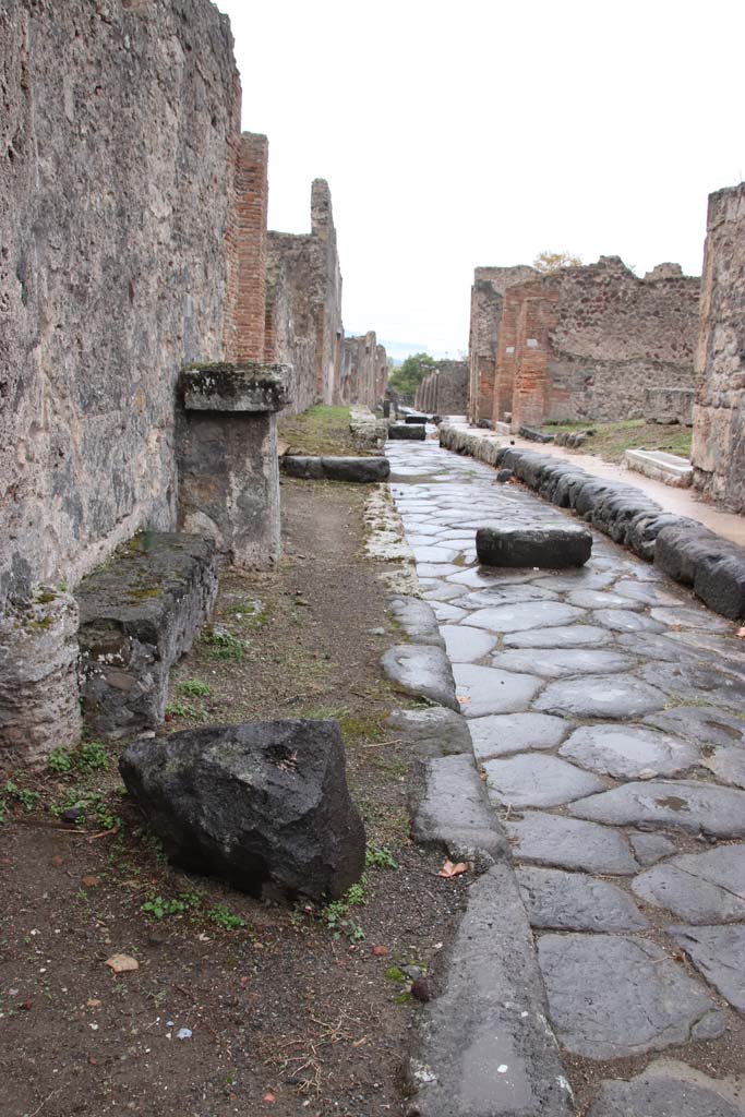 Vicolo dei Soprastanti, October 2020. Looking west along roadway from near Jupiter altar.
Photo courtesy of Klaus Heese.
