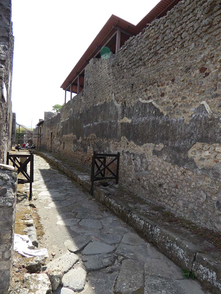 Vicolo del Centenario, Pompeii. September 2015. 
Looking south along west side from junction with Via di Nola.
Foto Annette Haug, ERC Grant 681269 DÉCOR
