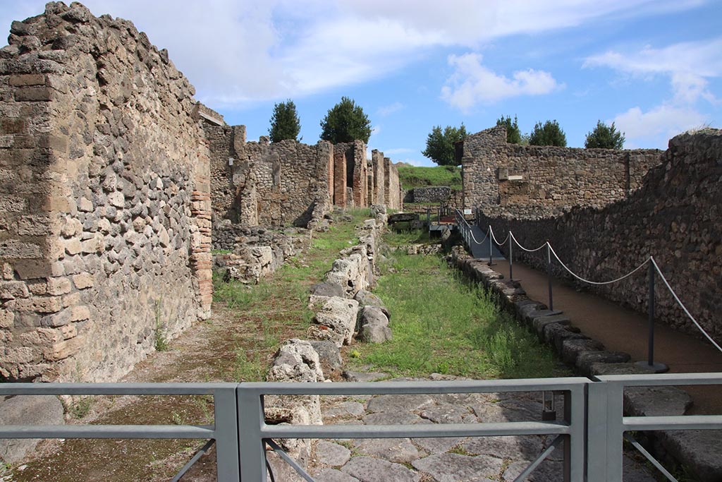 Vicolo del Conciapelle, Pompeii. October 2024. Looking east towards junction with Vicolo del Citarista. Photo courtesy of Klaus Heese.