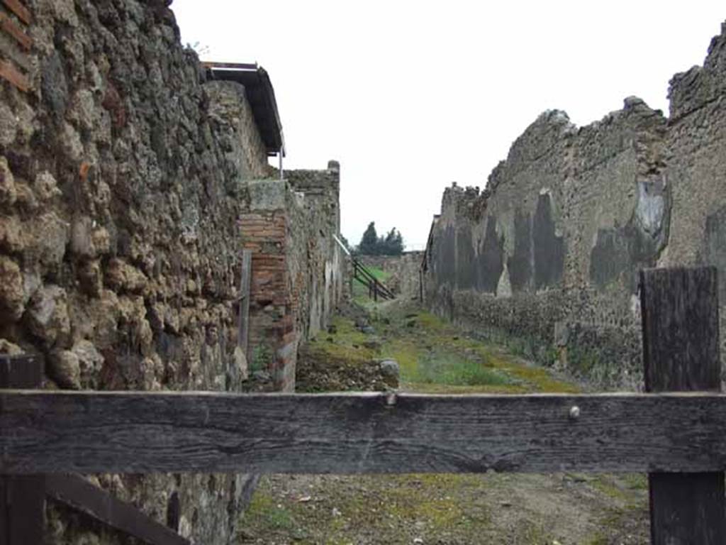 Vicolo del Fauno, May 2010. Looking north between VI.9 and VI.11, from Vicolo di Mercurio.