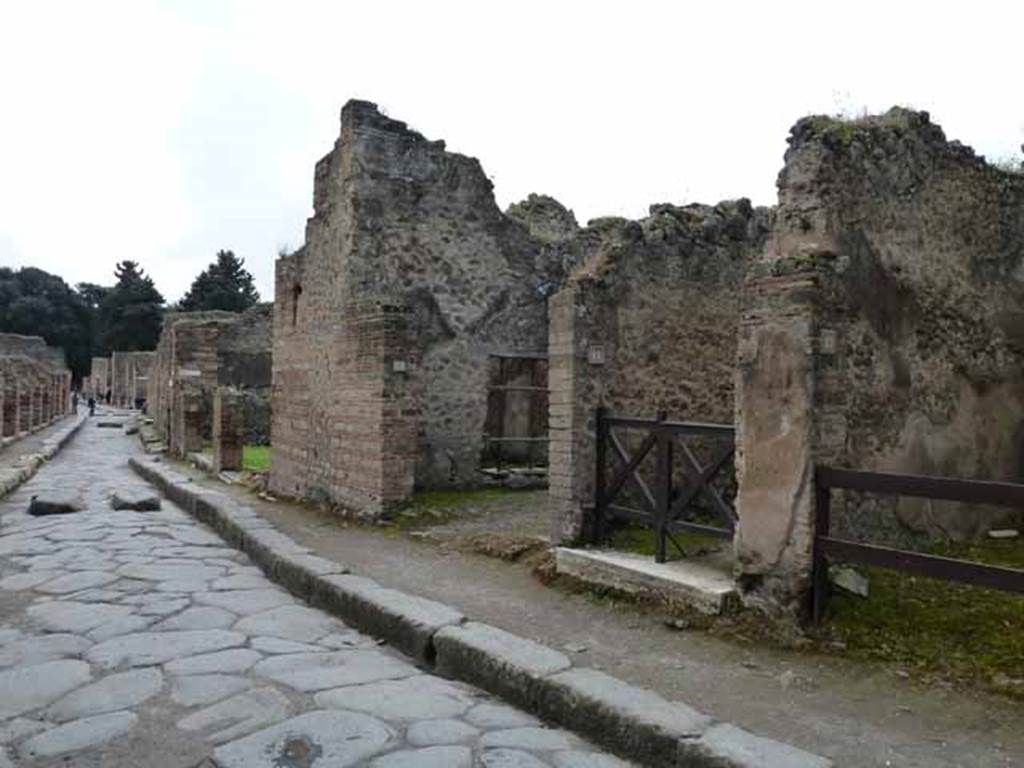 Vicolo del Lupanare, west side, May 2010. Looking south from near VII.11.14