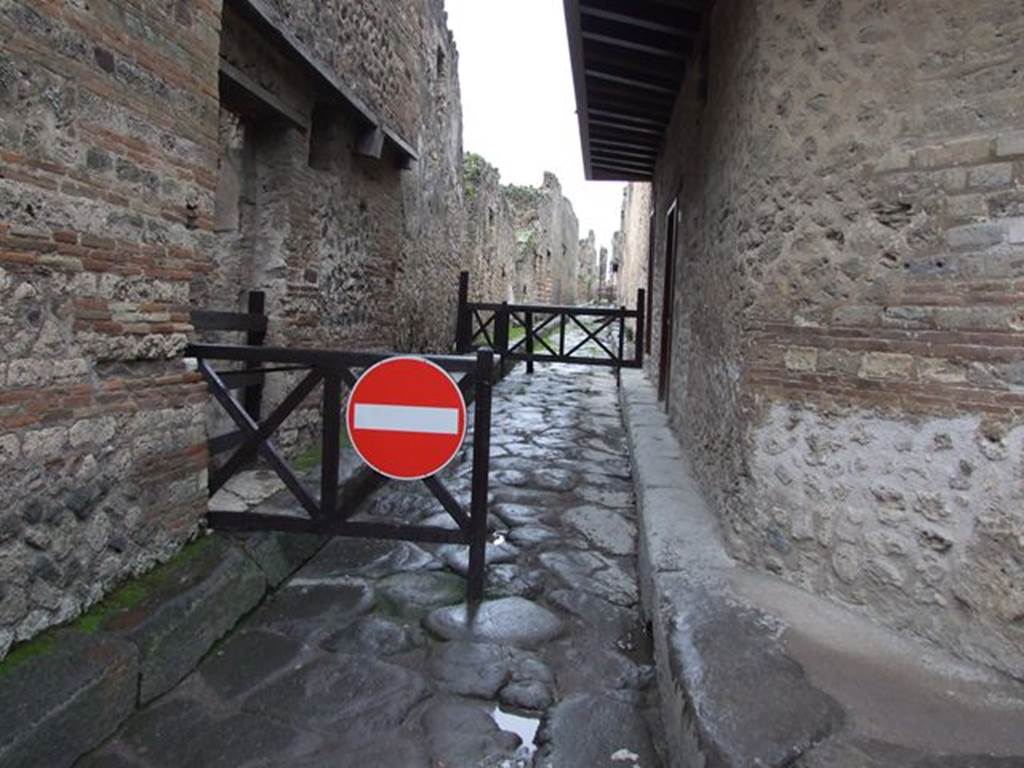 Vicolo del Balcone Pensile between VII.11 and VII.12. Looking west from junction with Vicolo del Lupanare. December 2006. 
