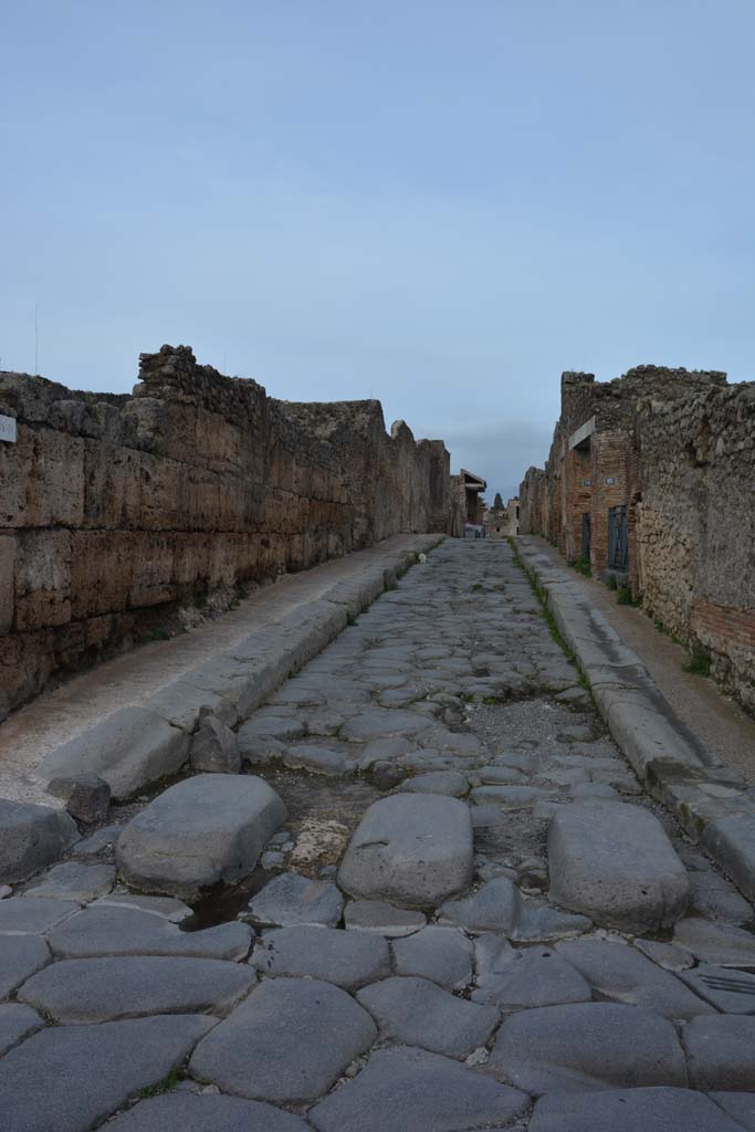 Vicolo del Menandro, Pompeii. March 2018. Looking east between I.4, on left, and I.3, on right.
Foto Tobias Busen, ERC Grant 681269 D�COR.
