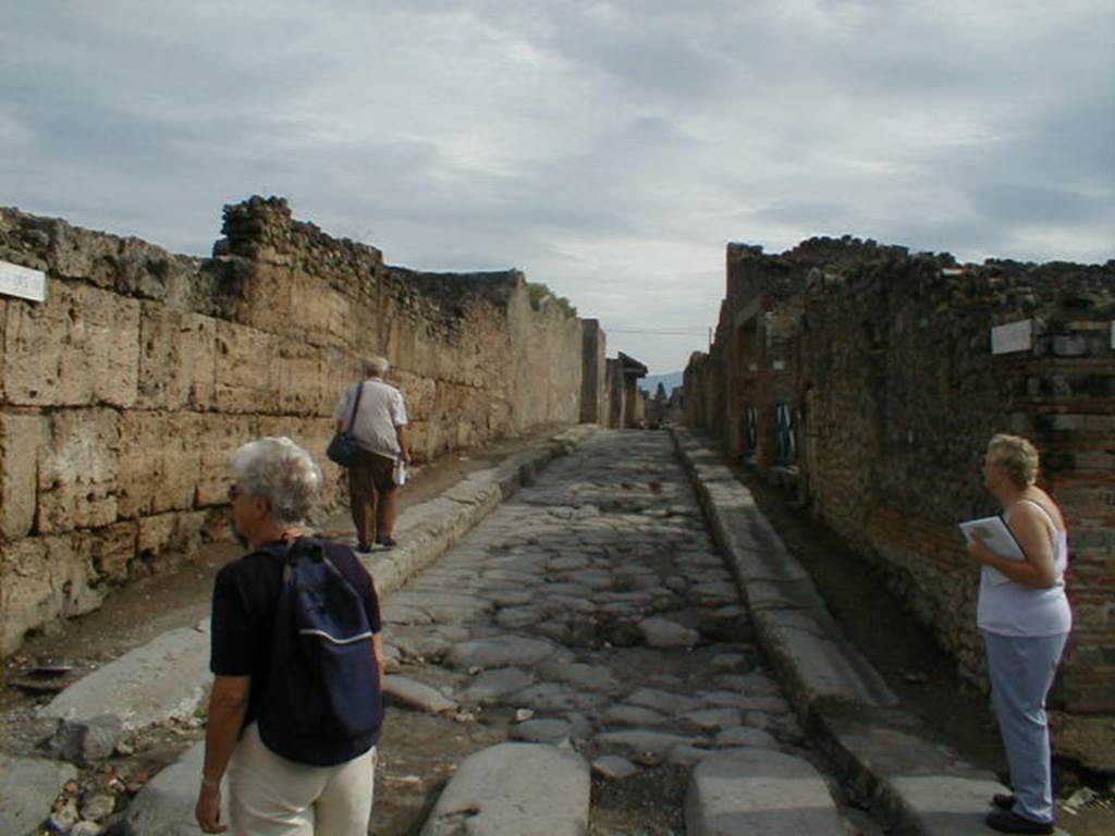 Vicolo del Menandro. Looking east from junction with Via Stabiana. September 2004.