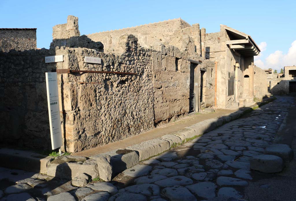 Vicolo del Menandro, north side, Pompeii. December 2018. 
Looking east from junction with Vicolo del Citarista, on left, towards I.6.13 � 1.6.16. Photo courtesy of Aude Durand.
