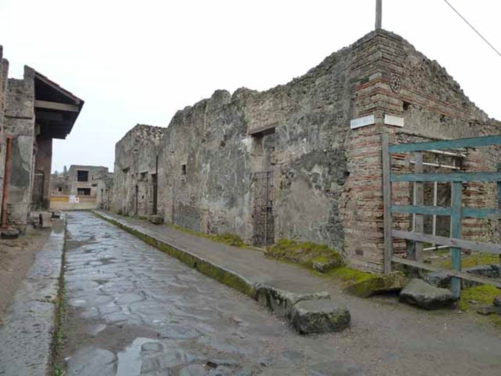 Vicolo del Menandro, south side, May 2010. Looking east along I.10 from the junction with Vicolo del Citarista.