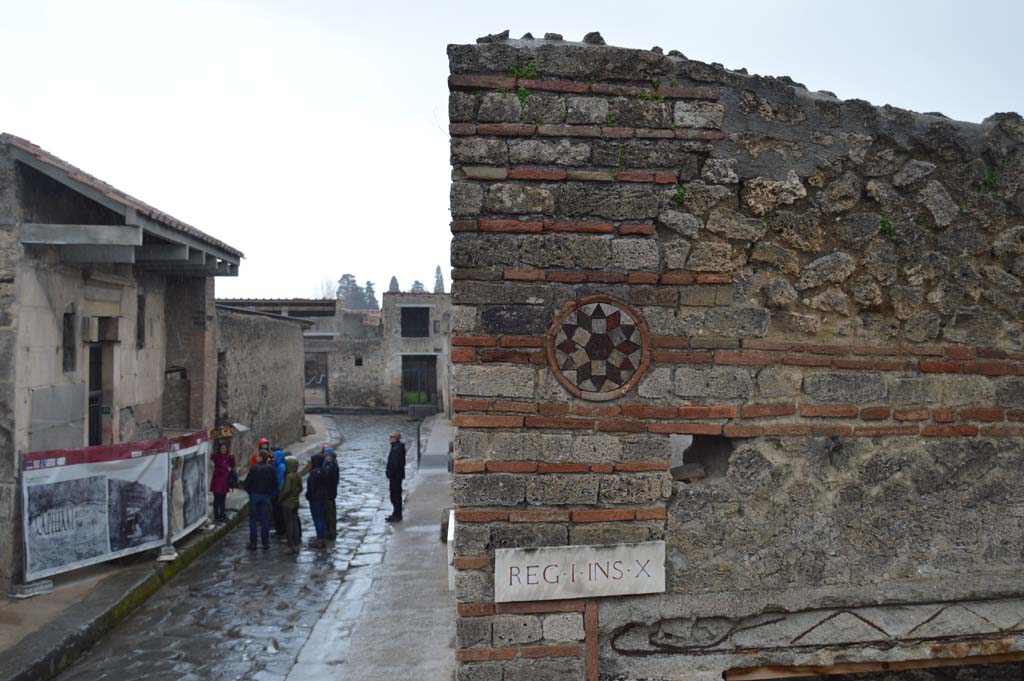 Vicolo del Menandro, south side, Pompeii. March 2018. Looking east from upper I.10.9.
Foto Taylor Lauritsen, ERC Grant 681269 D�COR.
