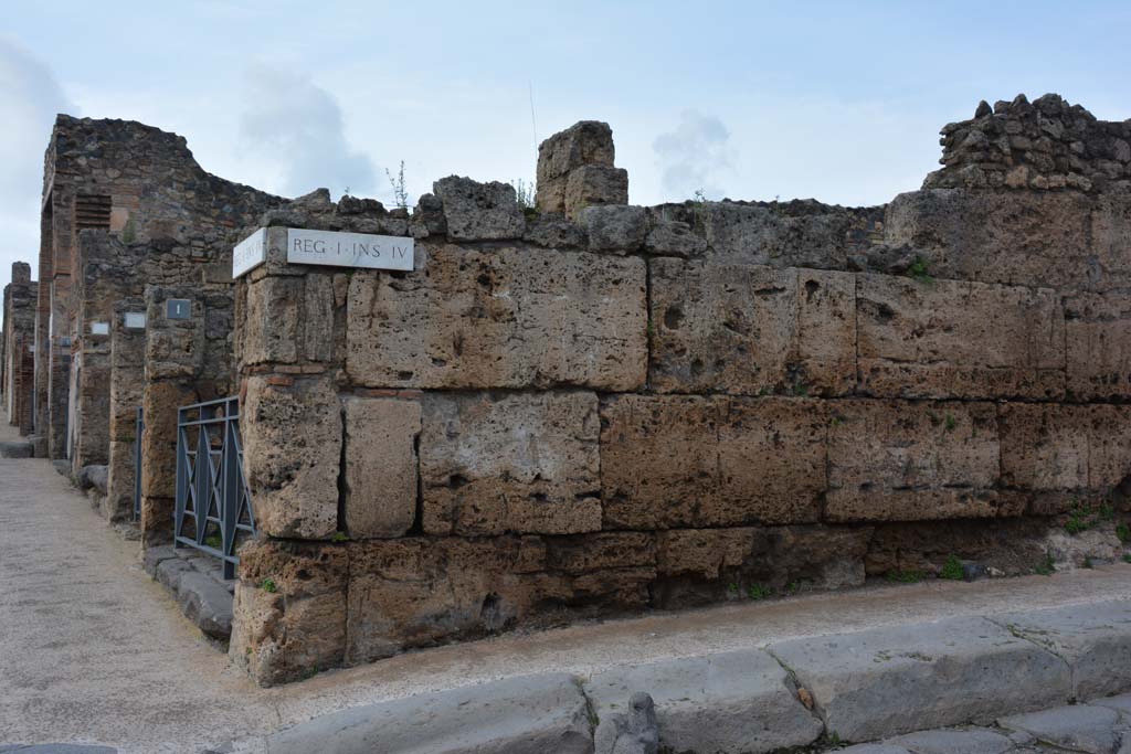 Vicolo del Menandro, north side, Pompeii. March 2018.  
Looking north towards I.4.1, side wall, at crossroad junction with Via Stabiana, on left. 
Foto Tobias Busen, ERC Grant 681269 D�COR.
