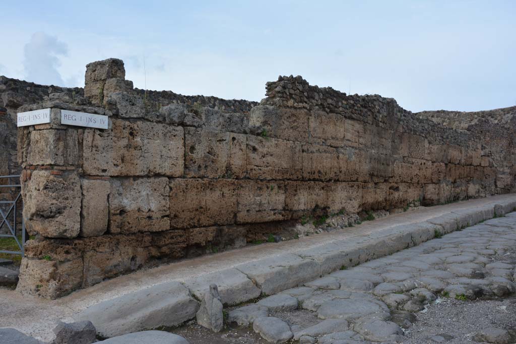 Vicolo del Menandro, north side. March 2018. Looking north-east to perimeter wall at south-west end of Insula.
Foto Tobias Busen, ERC Grant 681269 D�COR.

