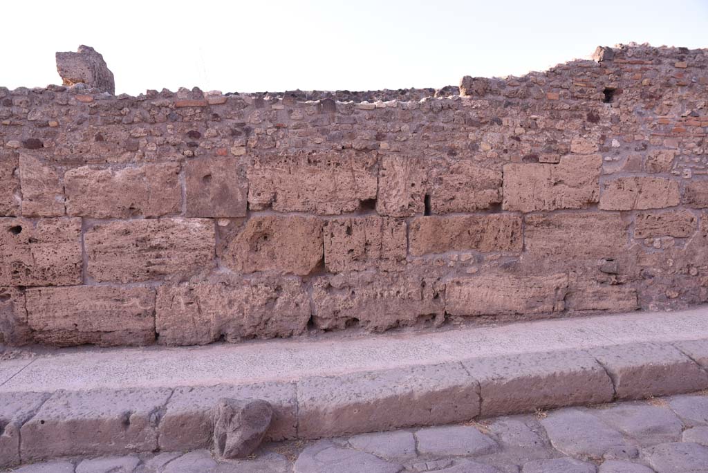 Vicolo del Menandro, north side, Pompeii. October 2019. Detail of perimeter wall. 
Foto Tobias Busen, ERC Grant 681269 D�COR.

