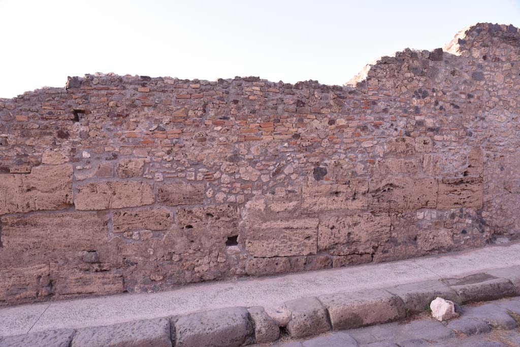 Vicolo del Menandro, north side, Pompeii. October 2019. Detail of perimeter wall. 
Foto Tobias Busen, ERC Grant 681269 D�COR.

