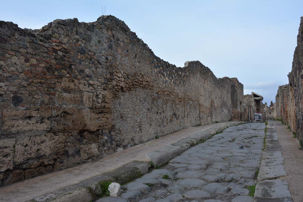 Vicolo del Menandro, north side. March 2018. Looking east along south perimeter wall of I.4.
Foto Tobias Busen, ERC Grant 681269 D�COR.

