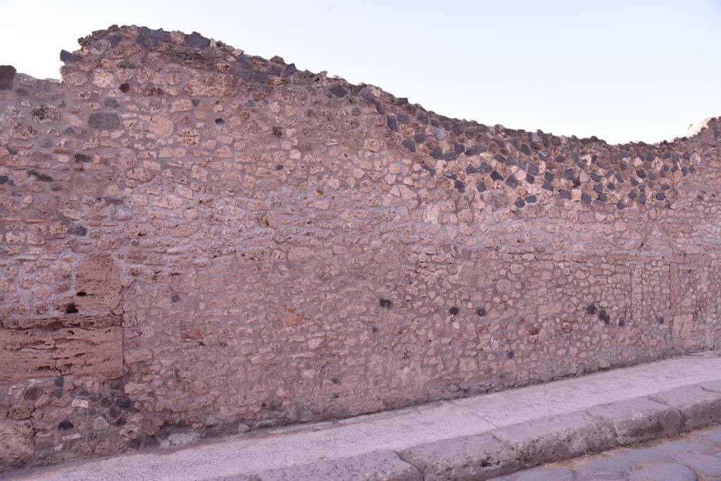 Vicolo del Menandro, north side, Pompeii. October 2019. Detail of south perimeter wall of Insula.
Foto Tobias Busen, ERC Grant 681269 D�COR.
