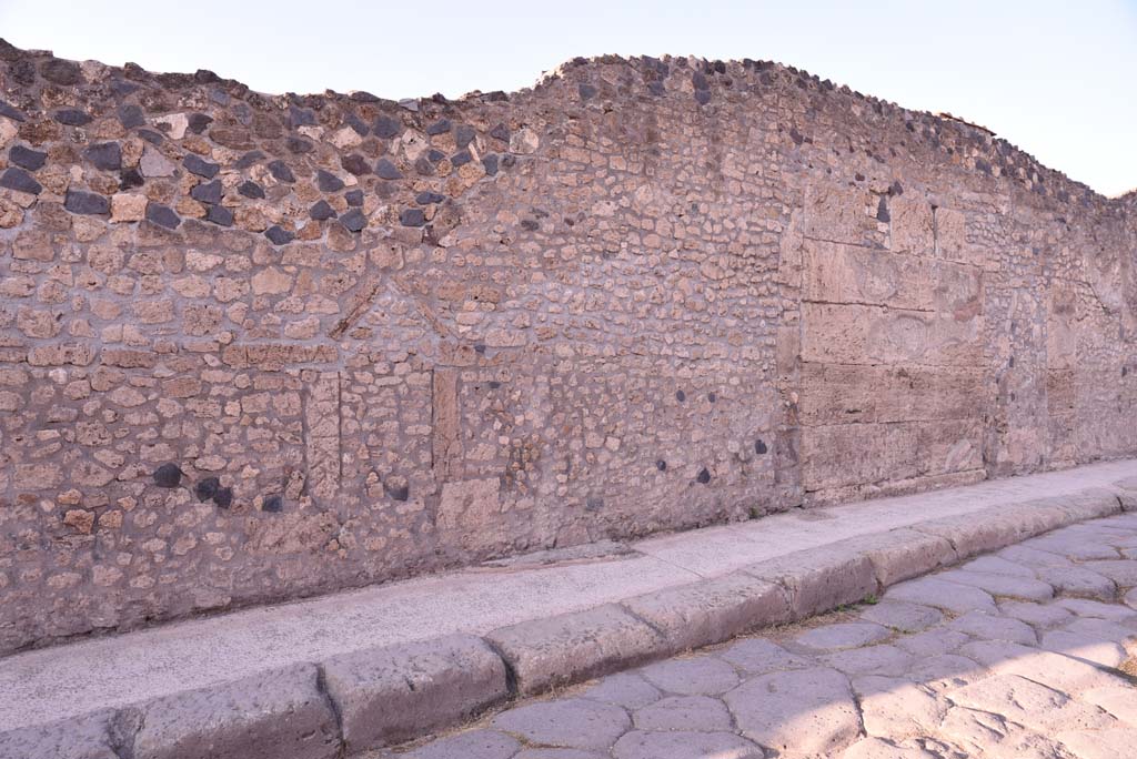 Vicolo del Menandro, north side, Pompeii. October 2019. Looking east along wall of Insula.
Foto Tobias Busen, ERC Grant 681269 D�COR.
