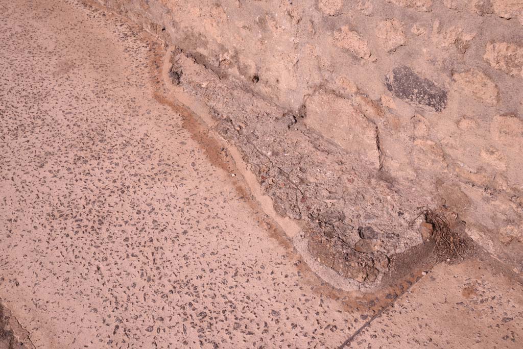 Vicolo del Menandro, north side, Pompeii. October 2019. Feature at base of wall on pavement.  
Foto Tobias Busen, ERC Grant 681269 D�COR.
