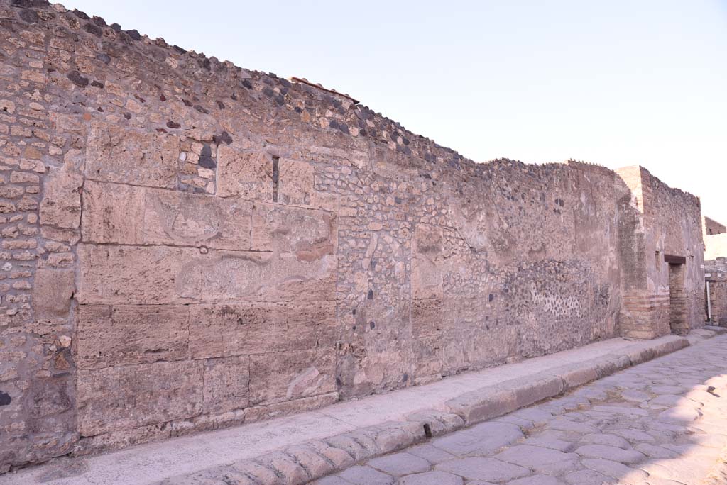 Vicolo del Menandro, north side, Pompeii. October 2019. Looking east along south wall towards I.4.28.  
Foto Tobias Busen, ERC Grant 681269 D�COR.
