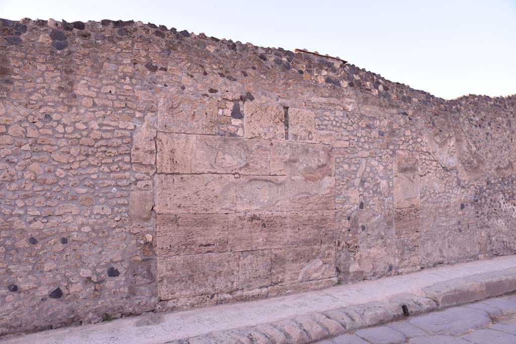 Vicolo del Menandro, north side, Pompeii. October 2019. South perimeter wall of Insula, with detail of block work.   
Foto Tobias Busen, ERC Grant 681269 D�COR.

