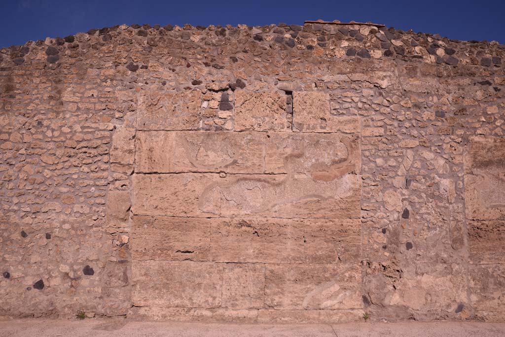 Vicolo del Menandro, north side, Pompeii. October 2019. Detail of block work on south perimeter wall of Insula.  
Foto Tobias Busen, ERC Grant 681269 D�COR.
