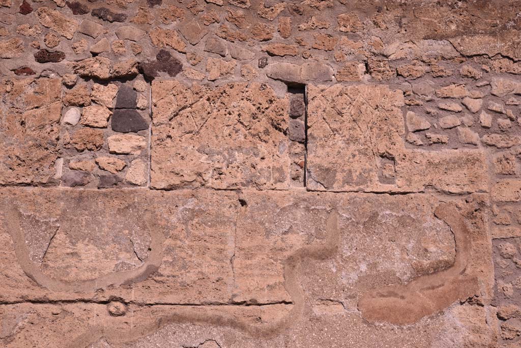 Vicolo del Menandro, north side, Pompeii. October 2019. Detail of upper block work on south perimeter wall of Insula.  
Foto Tobias Busen, ERC Grant 681269 D�COR.
