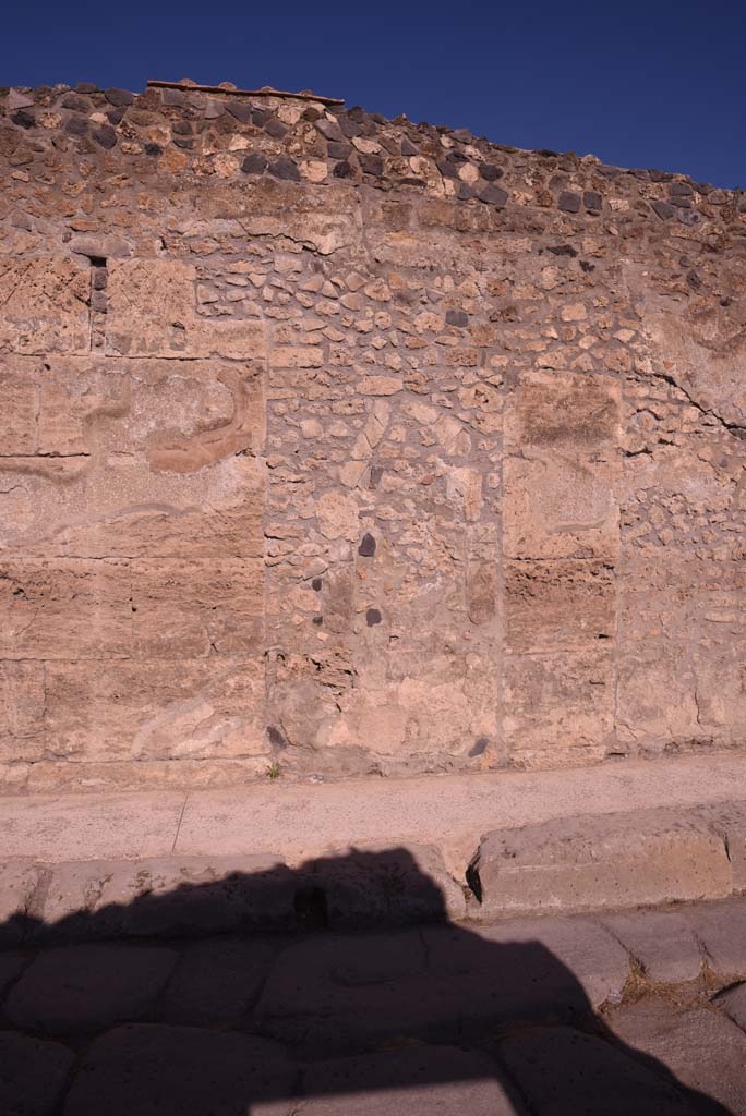 Vicolo del Menandro, north side, Pompeii. October 2019. Detail of south perimeter wall of Insula.  
Foto Tobias Busen, ERC Grant 681269 D�COR.

