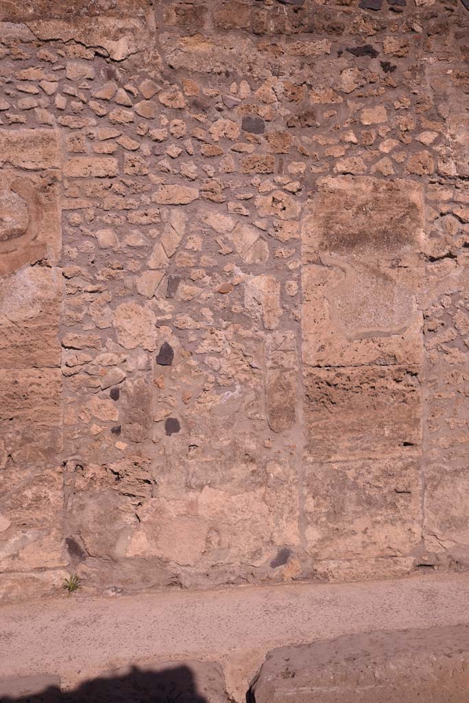 Vicolo del Menandro, north side, Pompeii. October 2019. 
Detail between blocks on south perimeter wall of Insula.  
Foto Tobias Busen, ERC Grant 681269 D�COR.
