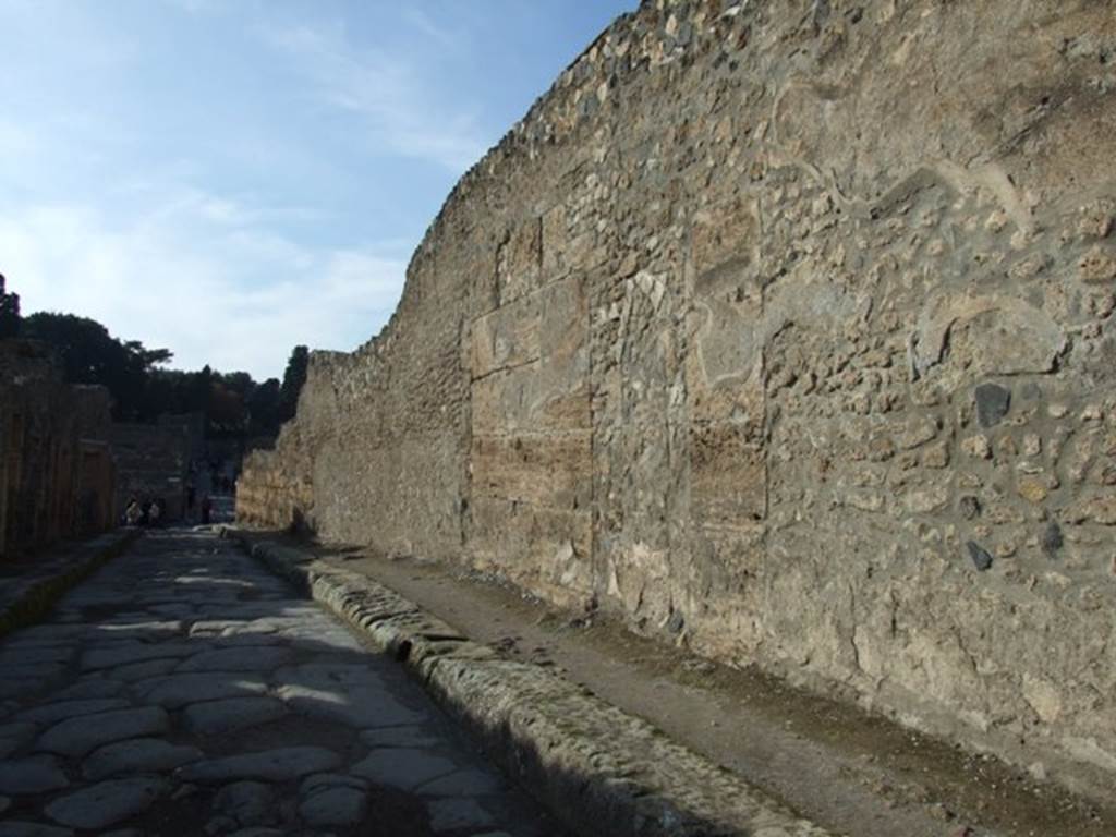Vicolo del Menandro. North side. Looking west. December 2007. 
