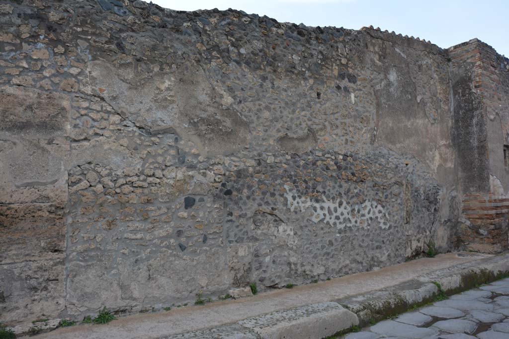 Vicolo del Menandro, Pompeii. March 2018. Detail of wall towards east end near I.4.28, on right.   
Foto Tobias Busen, ERC Grant 681269 D�COR.

