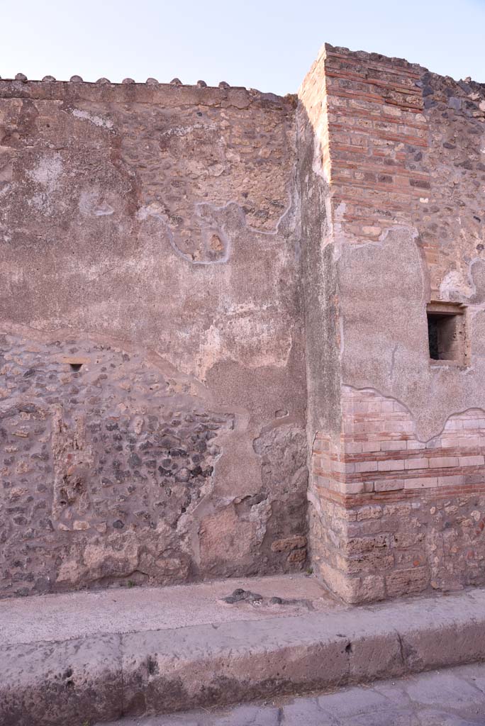 Vicolo del Menandro, north side, Pompeii. October 2019. Wall at west side of I.4.28.
Foto Tobias Busen, ERC Grant 681269 D�COR.

