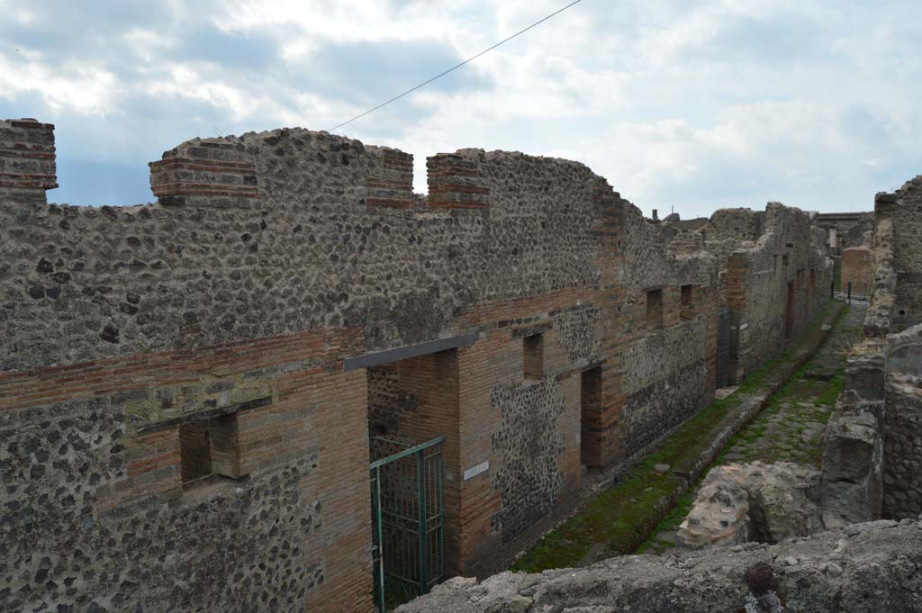 Vicolo del Panettiere, south side, Pompeii. October 2017. Looking west from VII.2.18, lower centre, towards junction with Vicolo Storto, on right.
Foto Taylor Lauritsen, ERC Grant 681269 DÉCOR.

