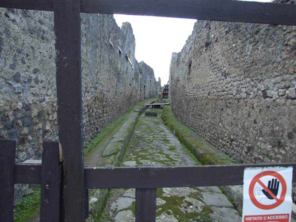 Vicolo del Panettiere between VII.2 and VII.3. Looking west from Via Stabiana. March 2009. 