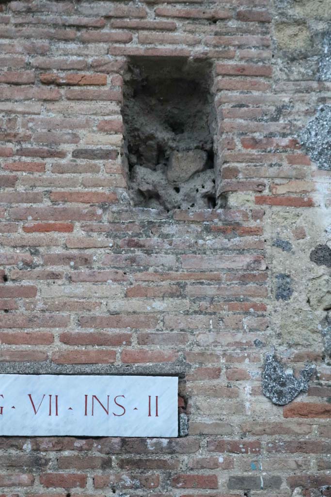 Vicolo del Panettiere, Pompeii. December 2018.
Looking south on Vicolo del Panettiere towards upper recess in exterior wall.  
Photo courtesy of Aude Durand.
