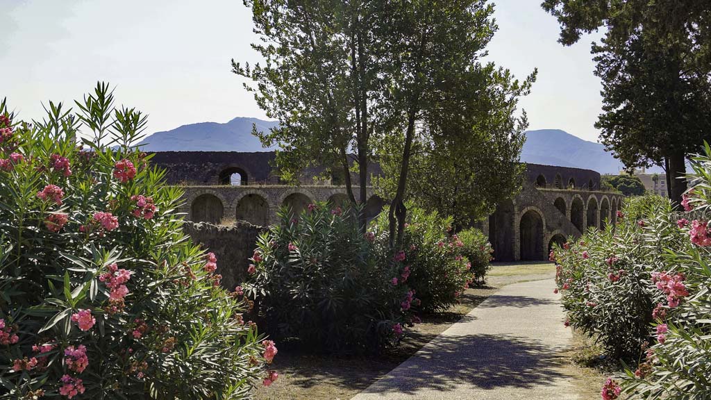 Vicolo dell’Anfiteatro, Pompeii. August 2021. 
Looking south towards Amphitheatre and Piazzale Anfiteatro. Photo courtesy of Robert Hanson.
