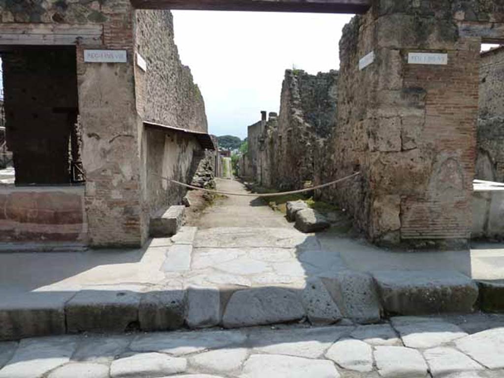 Via dell�Abbondanza. May 2010. Looking south along Vicolo dell�Efebo, between I.8 and I.7.