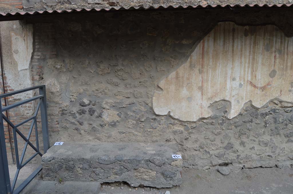 Vicolo dell'Efebo, Pompeii. October 2018. Looking east to bench.
Foto Taylor Lauritsen, ERC Grant 681269 D�COR.
