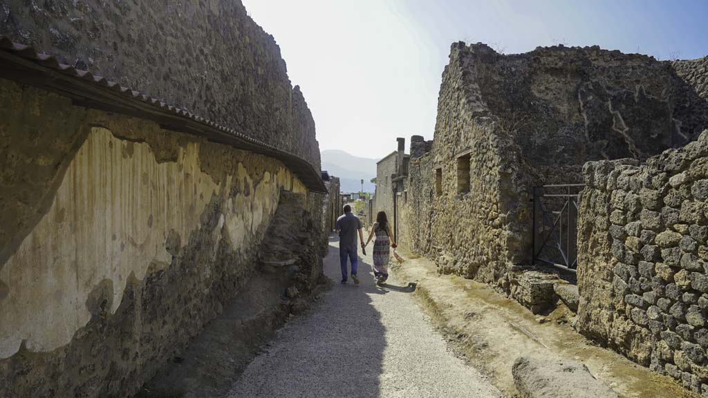 Vicolo dell'Efebo, Pompeii. August 2021. Looking south from junction with Via dell�Abbondanza. Photo courtesy of Robert Hanson.
