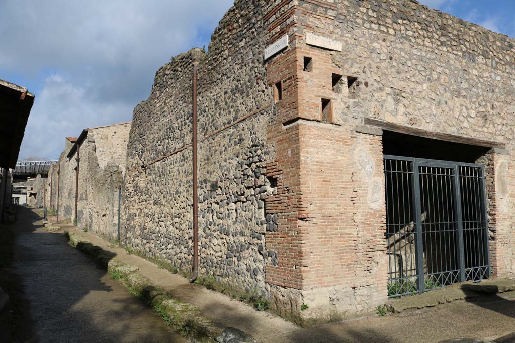 Vicolo dell�Efebo between I.7 and I.8. December 2018. 
Looking north along east side from junction with Via di Castricio, and I.8.15, on right. Photo courtesy of Aude Durand.
