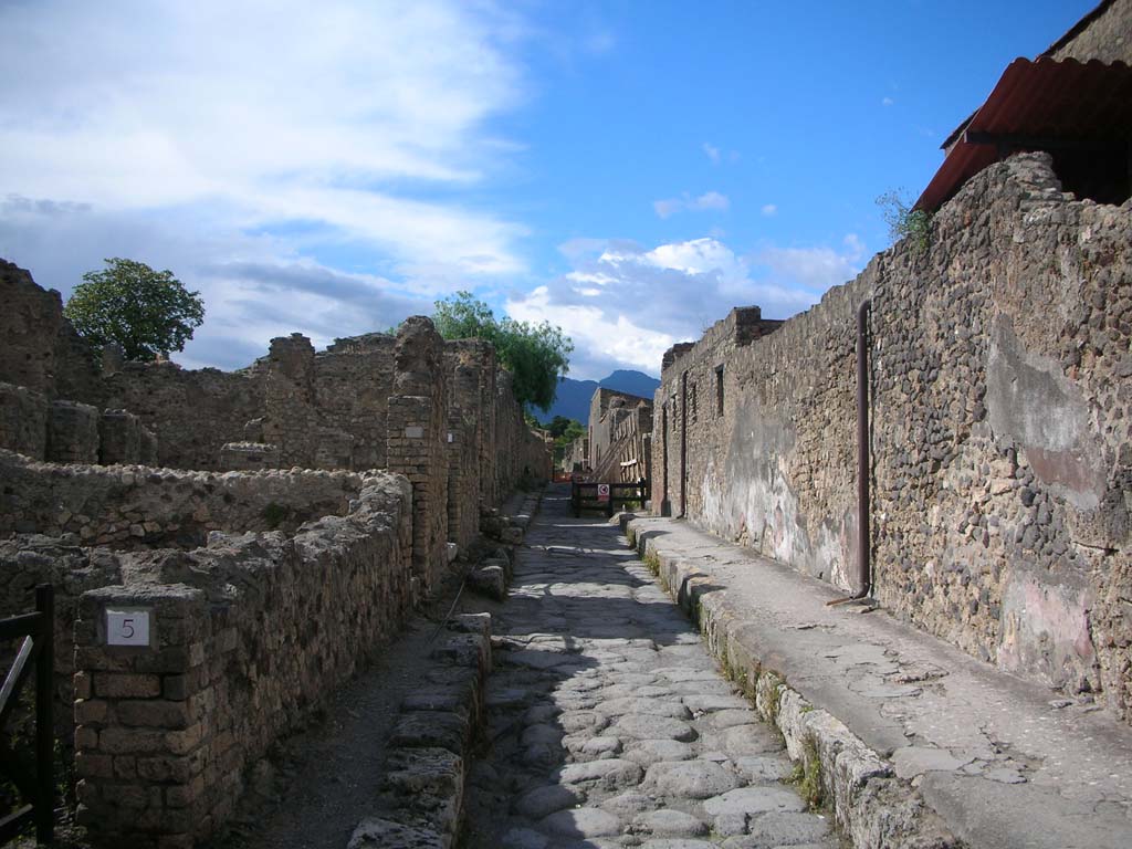 Vicolo della Fullonica, Pompeii. May 2010. 
Looking north between VI.6 and VI.8, with VI.6.5 on left. Photo courtesy of Ivo van der Graaff.
