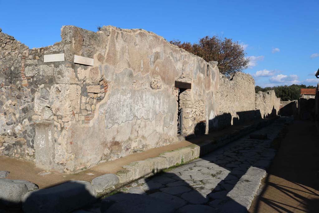 Vicolo della Regina, north side, on right, Pompeii. December 2018. 
Looking east from junction with Via delle Scuole, on left. Photo courtesy of Aude Durand.

