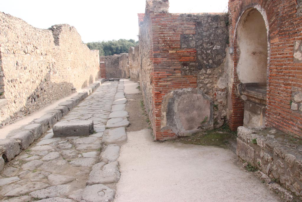 Vicolo della Regina, Pompeii. October 2023. Looking east from street altar at VIII.2.25. Photo courtesy of Klaus Heese.