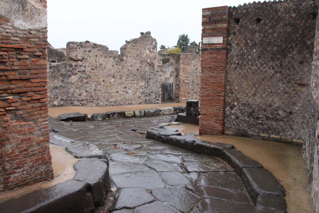 Vicolo della Regina. October 2020. Looking east to bend in vicolo where there is a junction with Vicolo dei Dodici Dei, on left. 
Photo courtesy of Klaus Heese.
