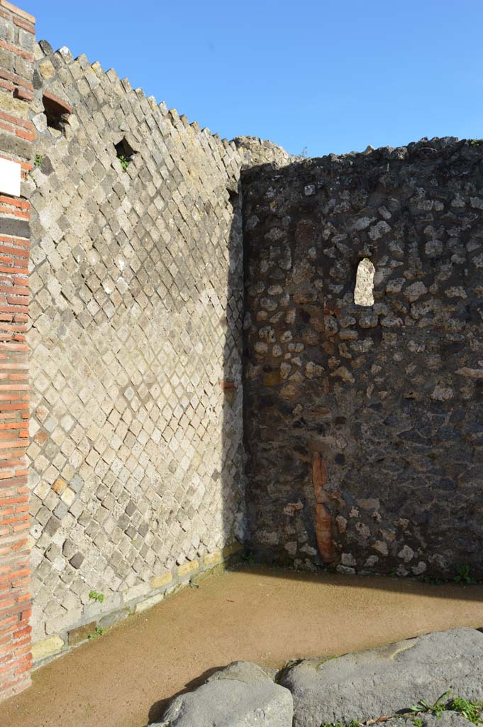 Vicolo della Regina. March 2018. 
Looking south-east at area on south side of bend in Vicolo, between VIII.2.29 and VIII.2.28. 
Foto Taylor Lauritsen, ERC Grant 681269 DÉCOR.
