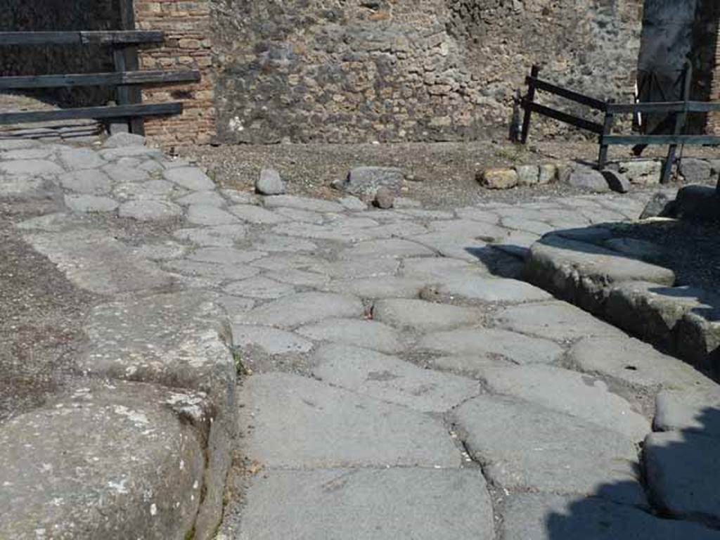 Vicolo della Regina. May 2010. Bend in road to the north (on left) with Vicolo dei Dodici Dei and continuation of Vicolo della Regina (on right).