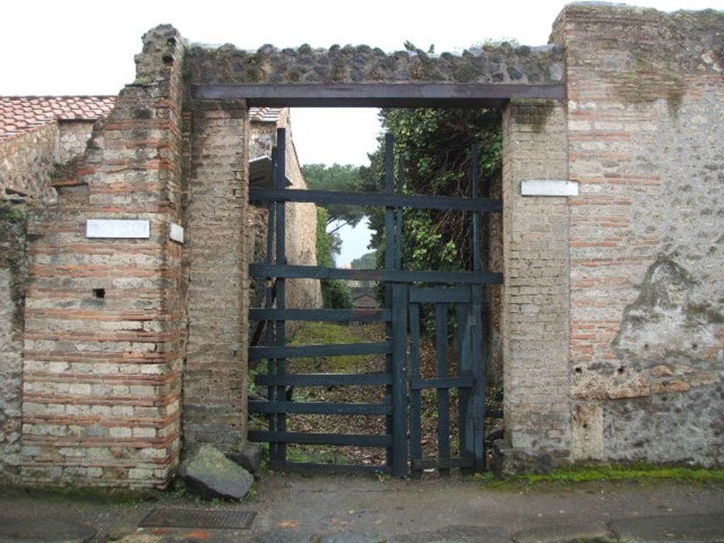 Vicolo della Venere, between II.3 and II.2. Looking south from Via dell� Abbondanza. December 2004.