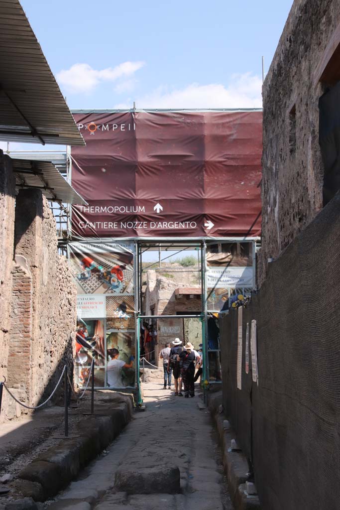 Vicolo delle Nozze d’ Argento, Pompeii. September 2021. 
Looking east towards junction with Vicolo dei Balconi, from near V.2.i, on right.
Photo courtesy of Klaus Heese.
