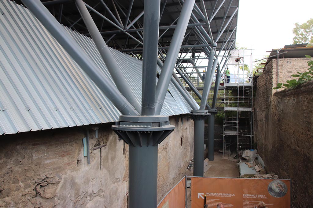 Vicolo di Giulio Polibio, Pompeii. October 2024. 
Looking north between IX.12 and IX.13, with newly excavated house behind IX.13.1-3, on right. Photo courtesy of Klaus Heese.
