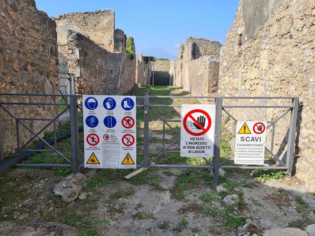 Vicolo di Lucrezio Frontone, Pompeii. October 2023. Looking towards north end of Vicolo. Photo courtesy of Klaus Heese.